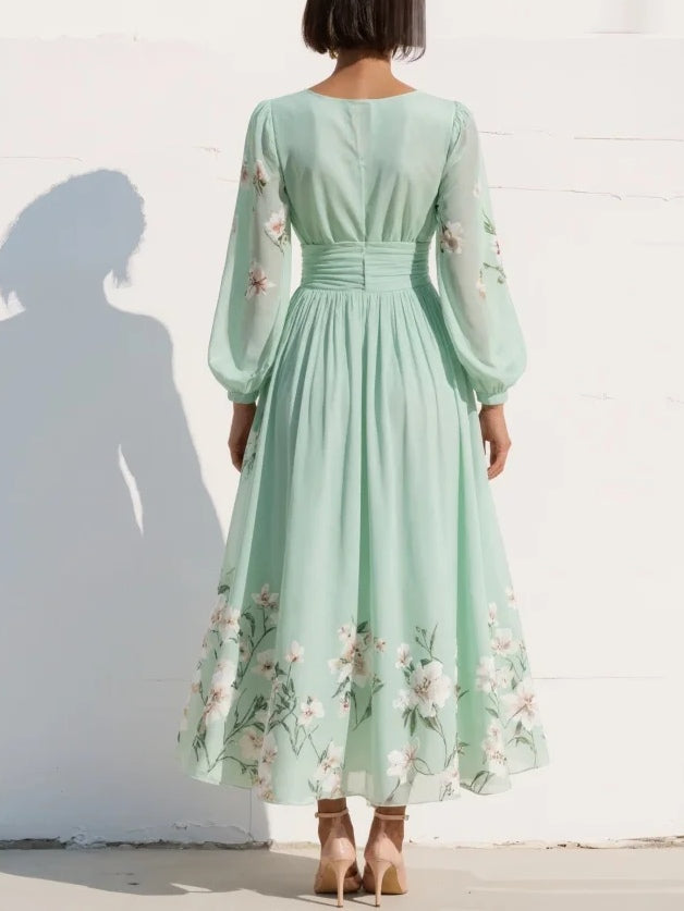 Vestido largo plisado de gasa en verde menta con estampado floral para mujer.