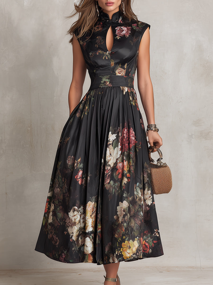 Violetta - Vestido midi negro de satén plisado con estampado floral y escote con abertura.